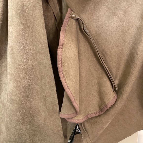 [BLANKNYC] Beige drape front soft suede cardigan with pockets - Picture 5 of 6